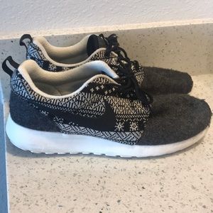 Only worn 3 times Nike women shoes!